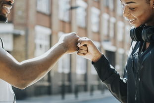 九游网页版入口-NBA球员比赛中非语言沟通方式及战术作用，nba说话