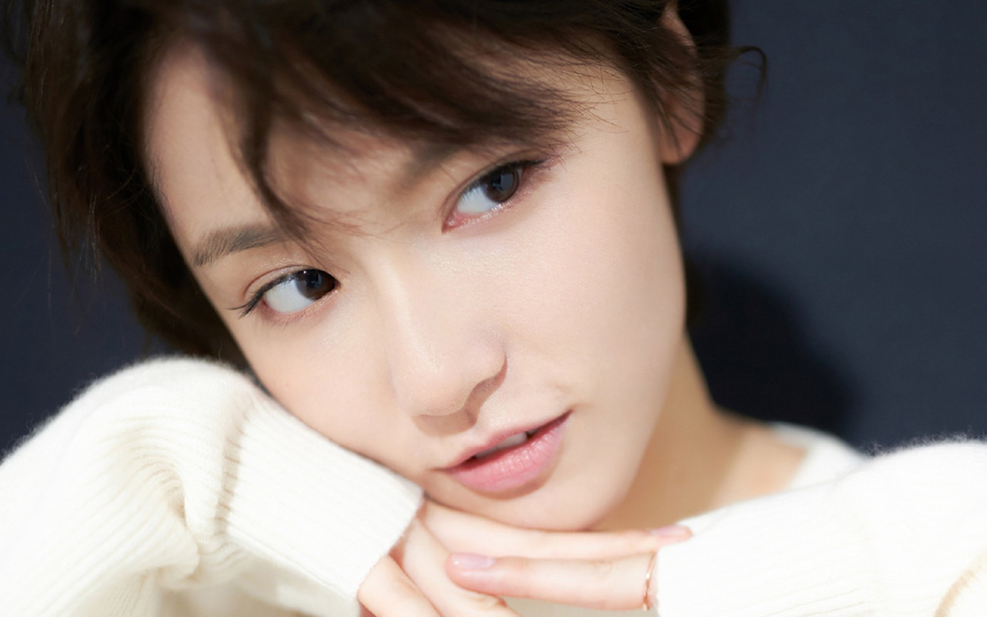 球队是否因场上球员触球次数分布调整战术重心，球员击球后可触及球网全长