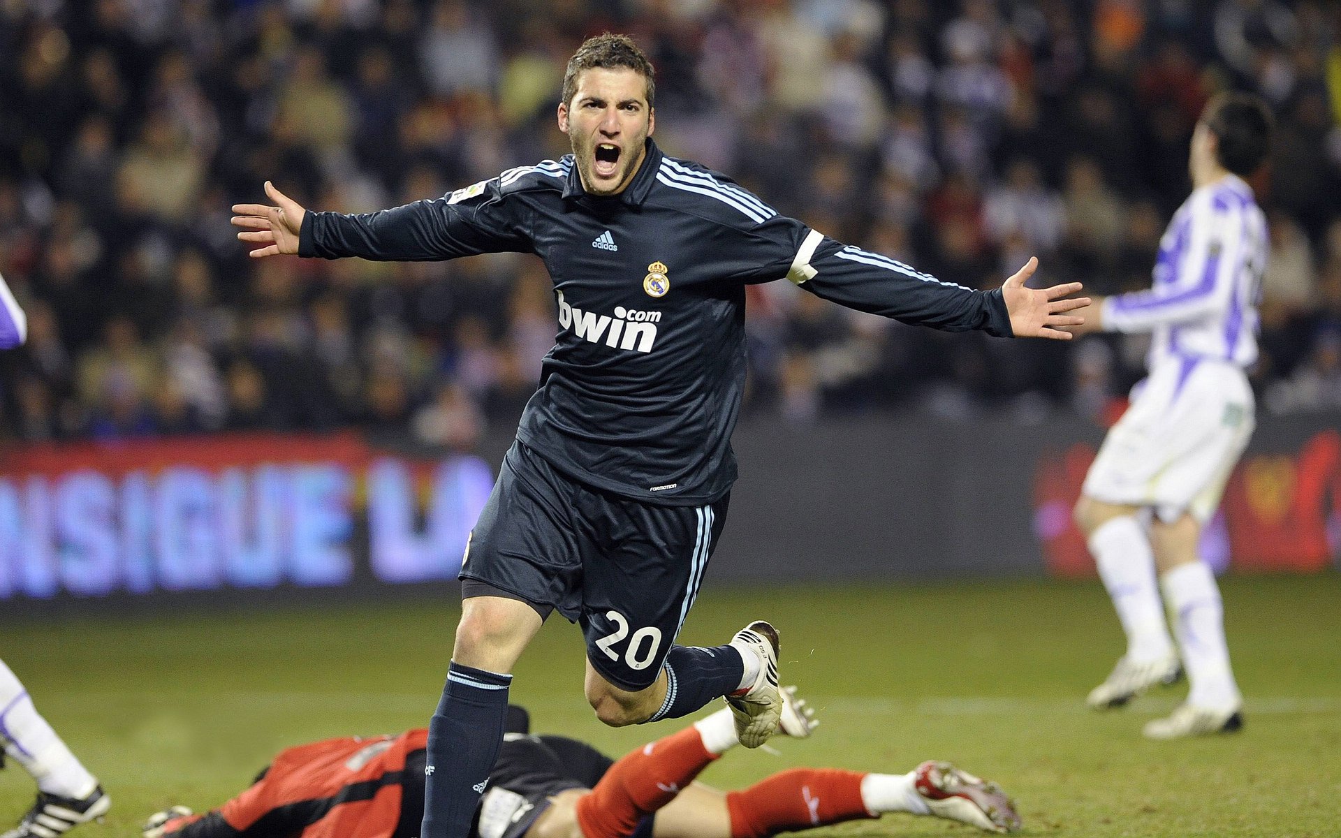 “西甲明星飙技连连，场上演出精彩纷呈”，西甲巨星